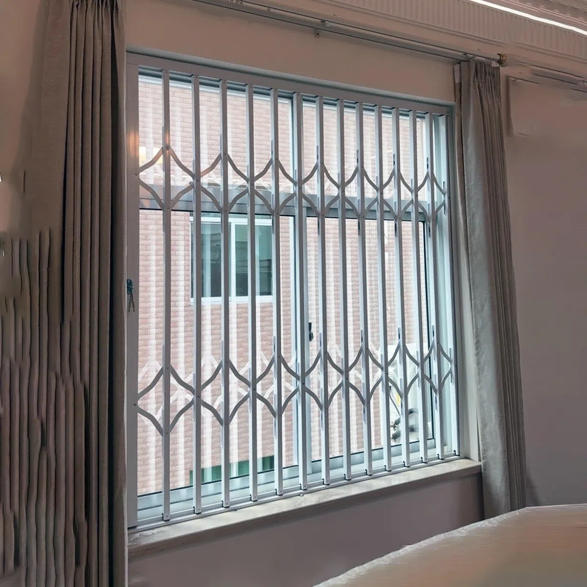 Barres de sécurité et grilles de sécurité pour porte coulissante – Garde-fenêtre verrouillables pour la sécurité de la maison et du bureau 60 x 200 cm – Design pliable – Protection intérieure et